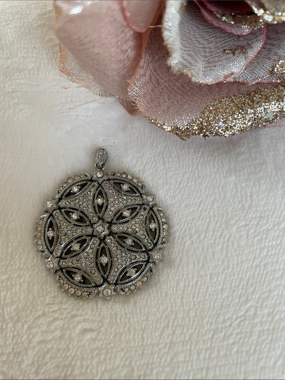 VTG. Nordstrom Ornate Silver-Tone Filigree Flower Pendant Crystals